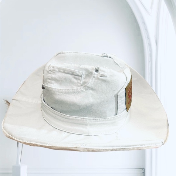 Levi's White Canvas Hat - Picture 3 of 6